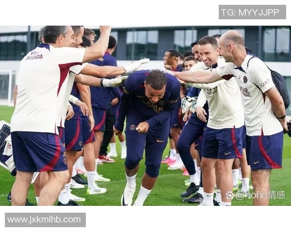 足球明星私密瞬间曝光引发热议球迷反应各异 足球明星私密瞬间曝光引发热议球迷反应各异